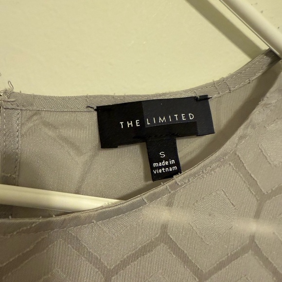 2/$25 The Limited - Gray Hexagon Print Short Sleeve Blouse - Picture 6 of 9
